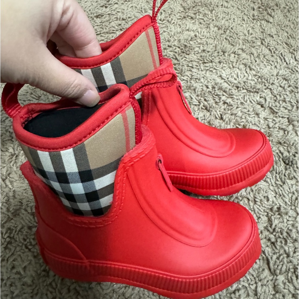 Toddler burberry rainboots size 7